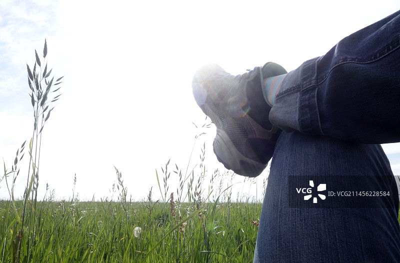 阳光下躺在草地上的女人图片素材