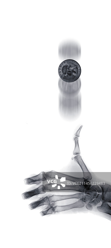 人手翻转硬币X光片图片素材