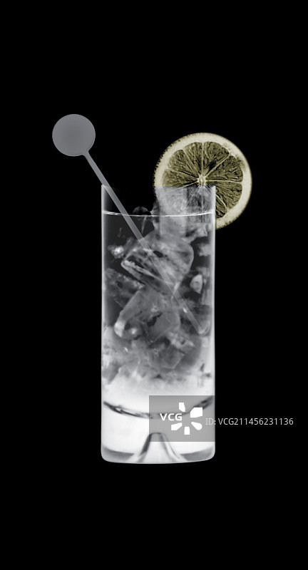 直玻璃杯中的鸡尾酒X光片图片素材