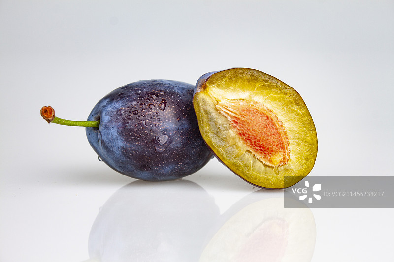 新鲜水果西梅棚拍图片素材