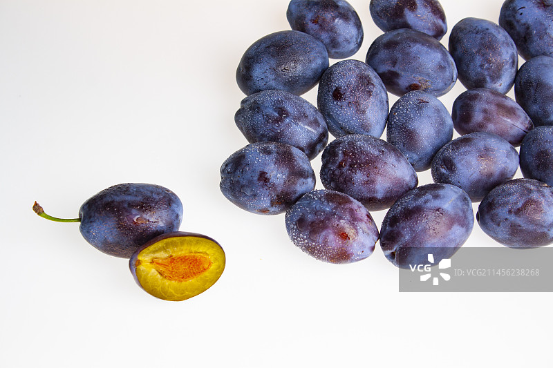 新鲜水果西梅棚拍图片素材