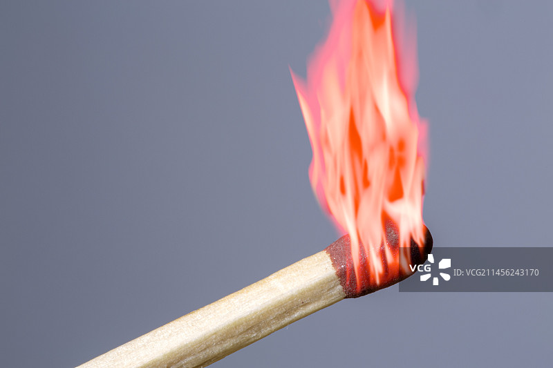 点燃的火柴图片素材