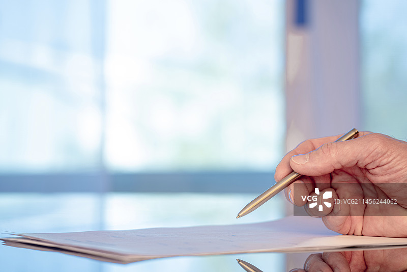 男人签署文件图片素材