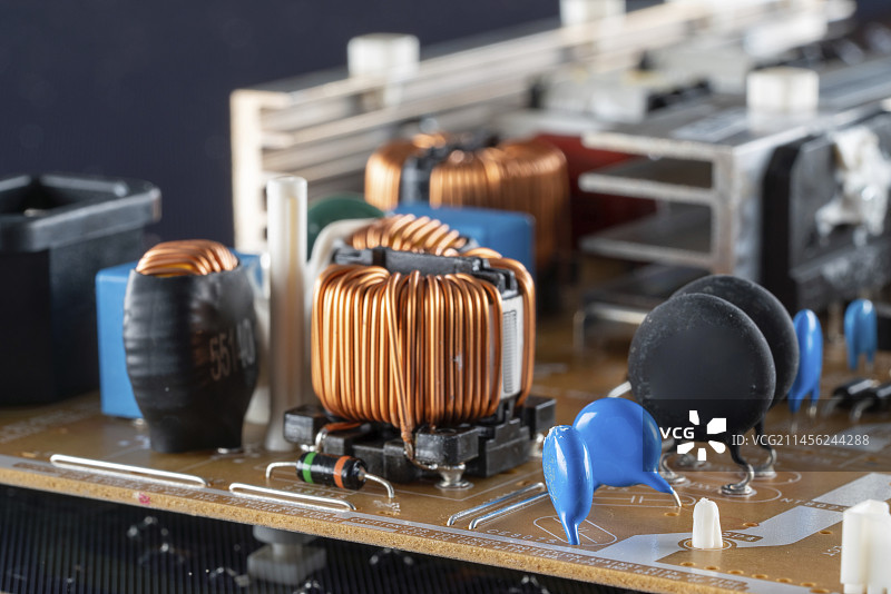 带MOSFET晶体管的电路板电源图片素材