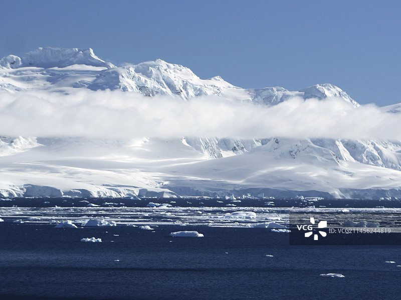 南极洲安vers岛附近的云彩缎带图片素材