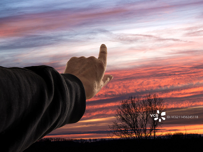 指向日落的手势图片素材
