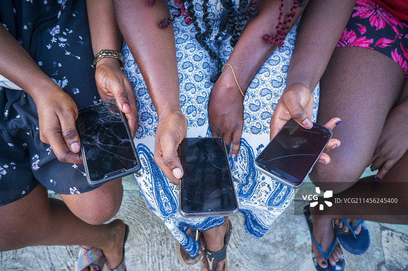 裂开的智能手机屏幕图片素材