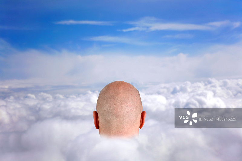 在云端：概念合成图像图片素材