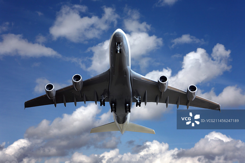 飞行中的飞机合成图像图片素材