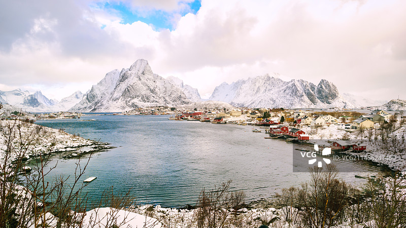 峡湾和雪山图片素材