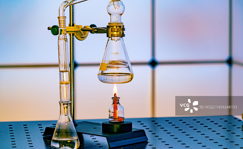 化学实验室中的玻璃化学设备图片素材