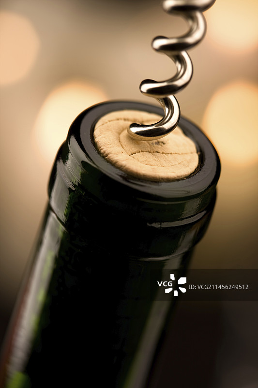 酒瓶中的螺旋钻图片素材