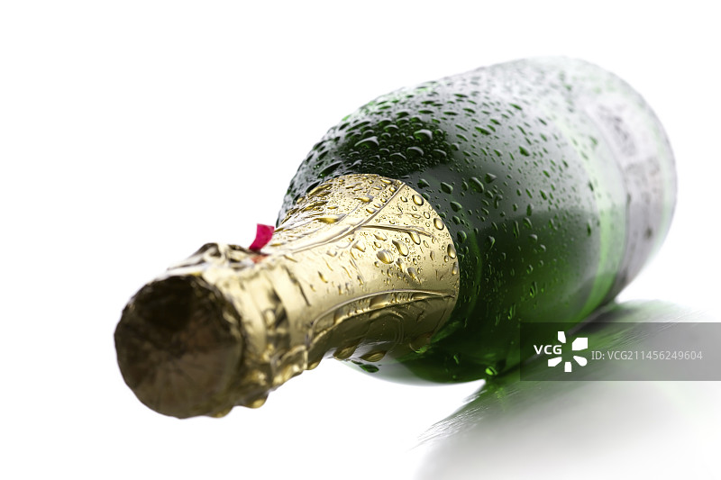 带有冷凝水的香槟酒瓶图片素材