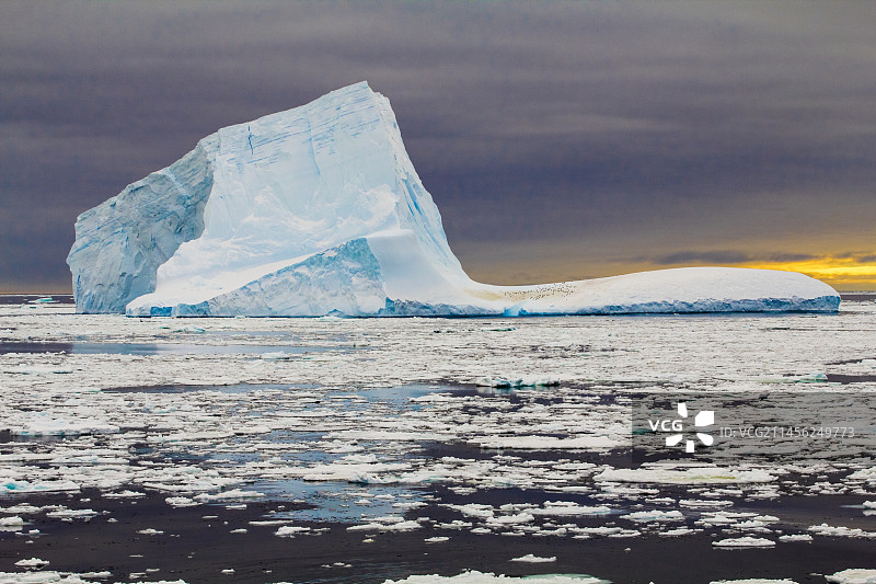 日落时分的冰山图片素材