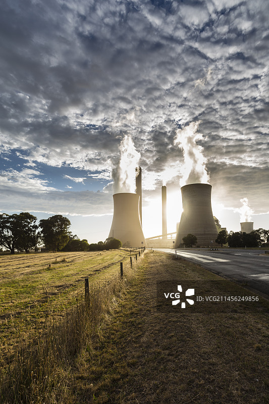 燃煤电厂的烟囱和冷却塔图片素材