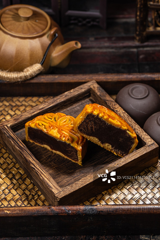 中式国风切开的豆蓉月饼图片素材