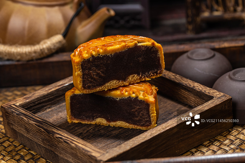 中式国风切开的豆蓉月饼图片素材