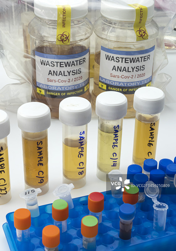 用于COVID-19分析的废水样本图片素材