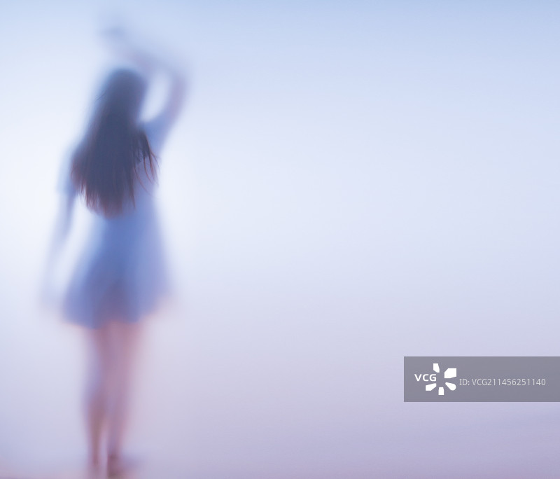 在磨砂玻璃后面的短裙女人图片素材