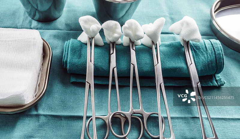 手术器械和拭子图片素材