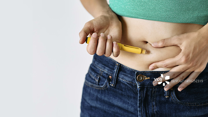 向女人腹部注射胰岛素图片素材