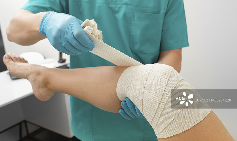 受伤膝盖包扎图片素材