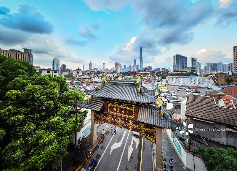 上海市黄浦区方浜中路上海老街牌坊老城厢小东门十六铺城隍庙御园图片素材