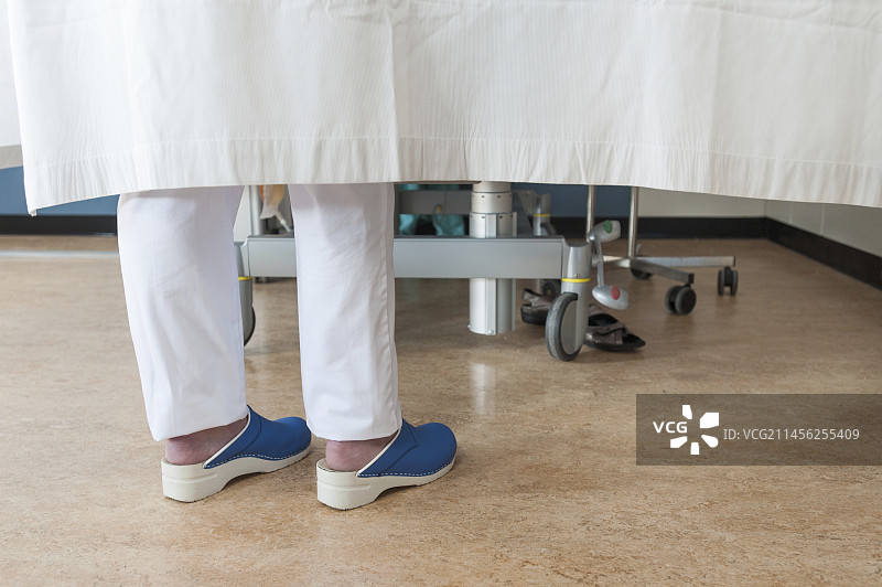 护士在病人床边的脚部特写图片素材
