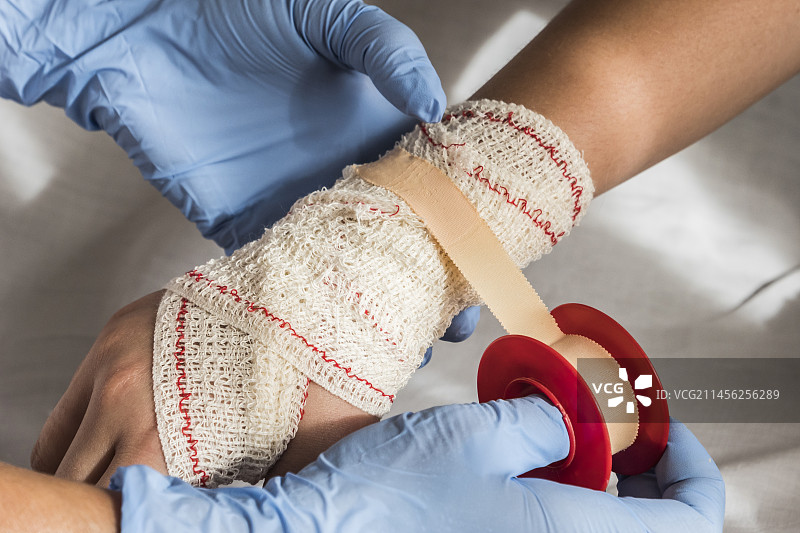 护士为病人手部包扎绷带图片素材