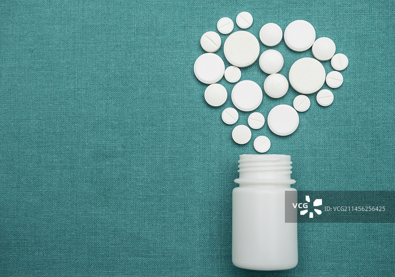从白色容器中倒出的药丸图片素材