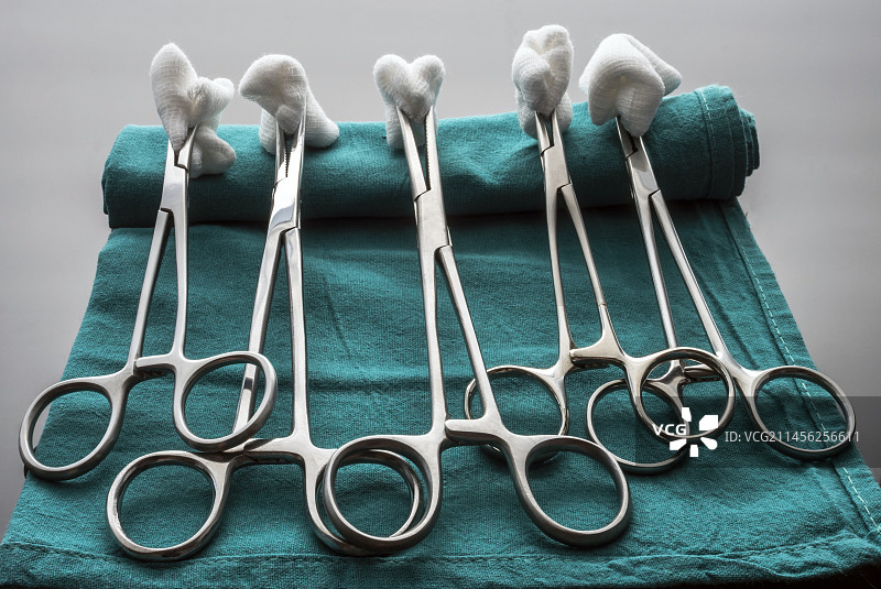 手术室内的手术剪刀和棉签图片素材