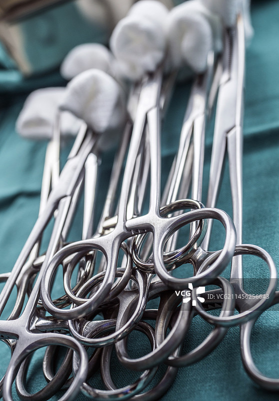 手术剪刀与棉签图片素材
