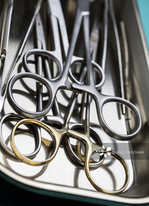 金属托盘中的手术剪刀，概念图图片素材