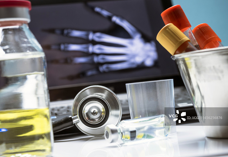 药瓶、血样和听诊器图片素材