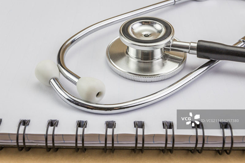 笔记本上的听诊器图片素材