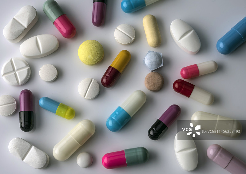 不同大小和颜色的药品和胶囊图片素材