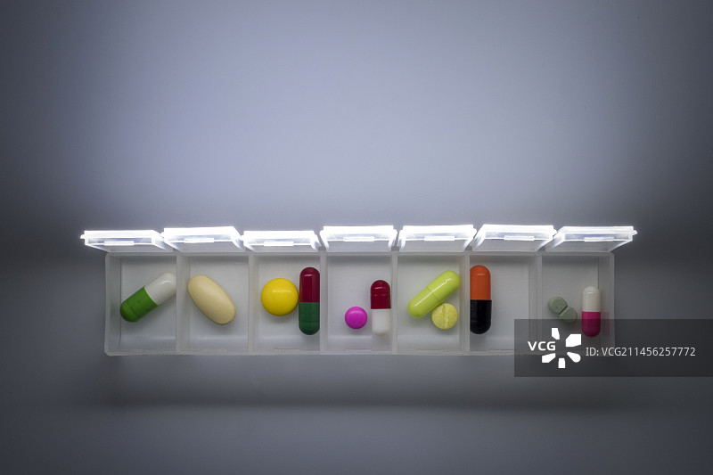 每周药盒中的药丸图片素材