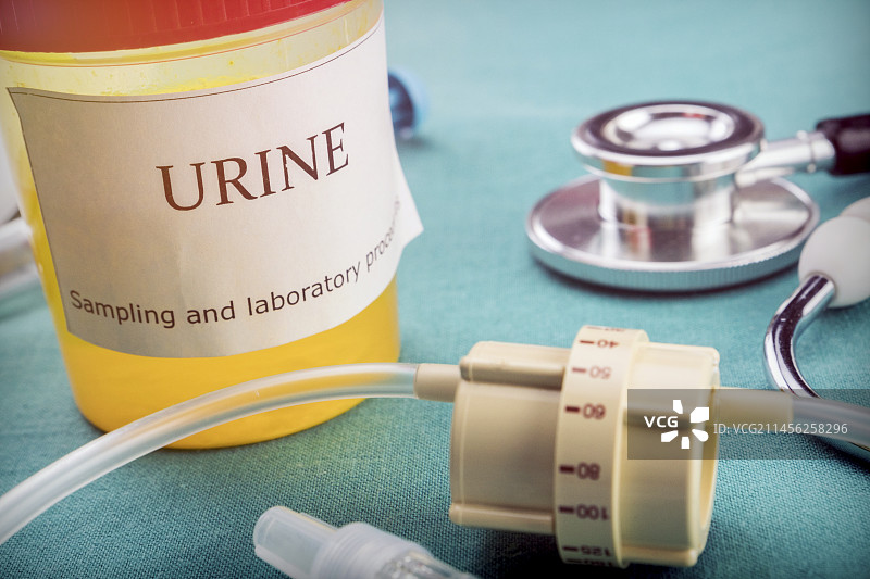 医院桌上的刻度流量计与尿液样本图片素材