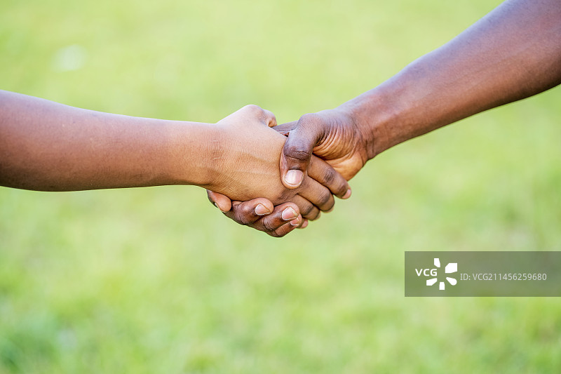 两人握手图片素材