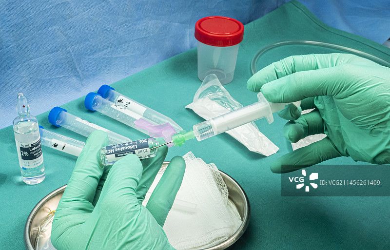 将局部麻醉剂抽取到注射器中的简笔画图片素材