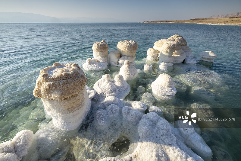 以色列死海的盐层图片素材