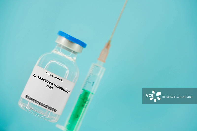 注射器和促黄体激素药瓶概念图图片素材