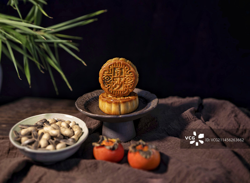 广式月饼 中秋节，月饼甜。柿子红，庆团圆。图片素材