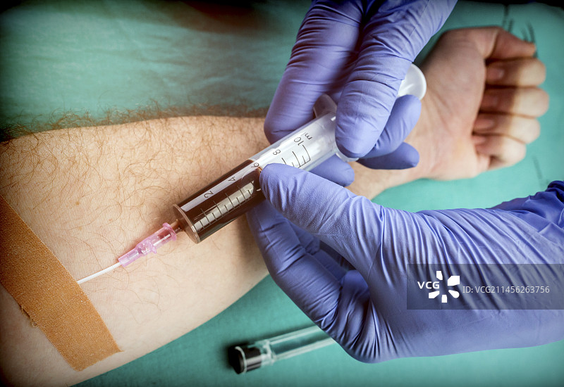 护士为献血者抽血概念图图片素材