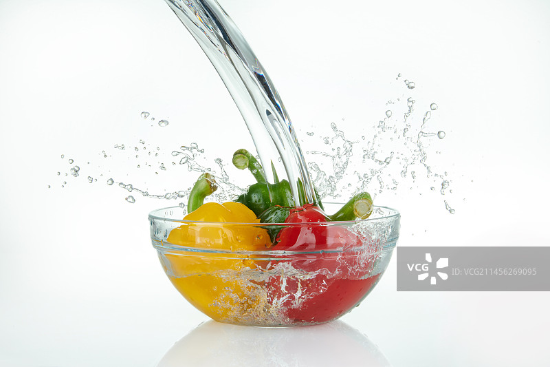 水倒入盛有辣椒的碗中图片素材