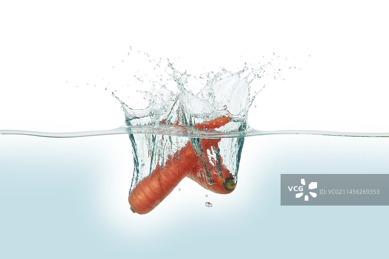 两根胡萝卜溅入水中图片素材