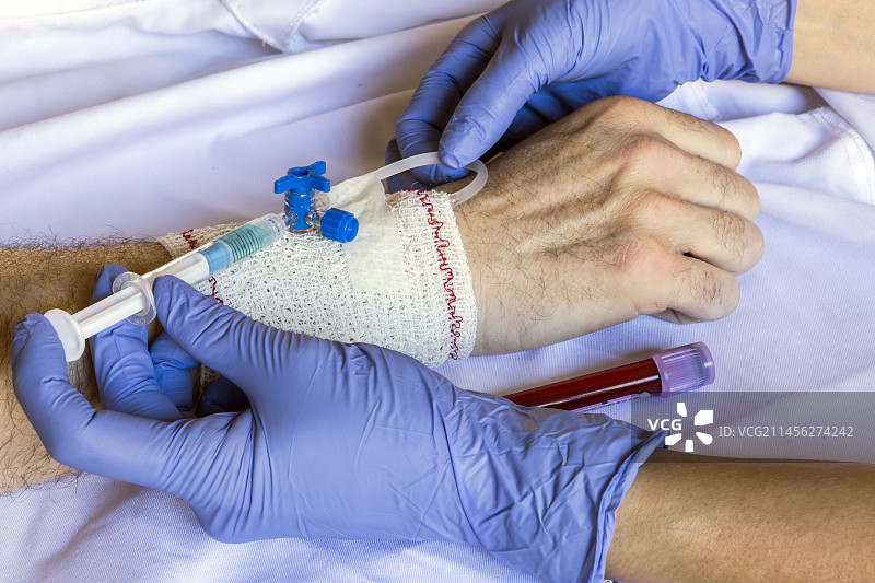 护士给男子注射抗生素图片素材