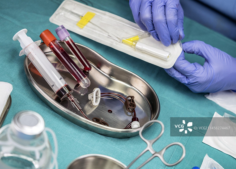 护士准备静脉导管图片素材