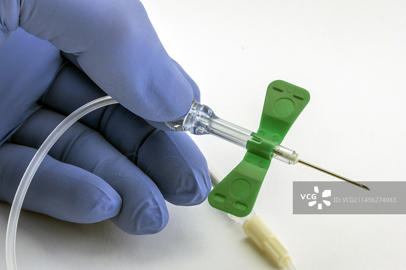 护士拿着静脉导管图片素材