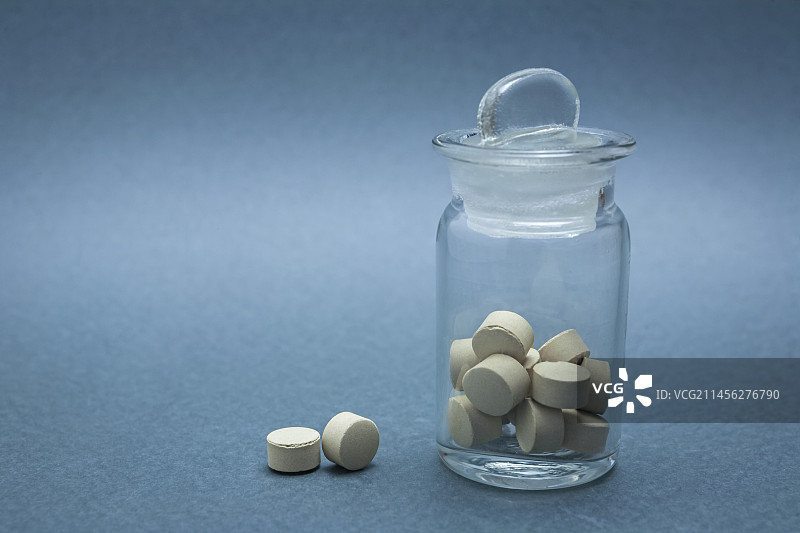 玻璃瓶中的药丸图片素材
